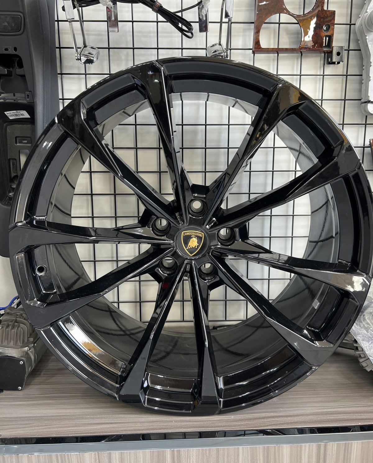 Lamborghini Urus 23-inch Nath Gloss Black Alloy Wheel