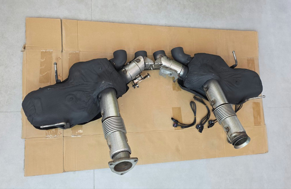 Chevrolet Corvete C8 Z06  - Downpipes with Heat Shields