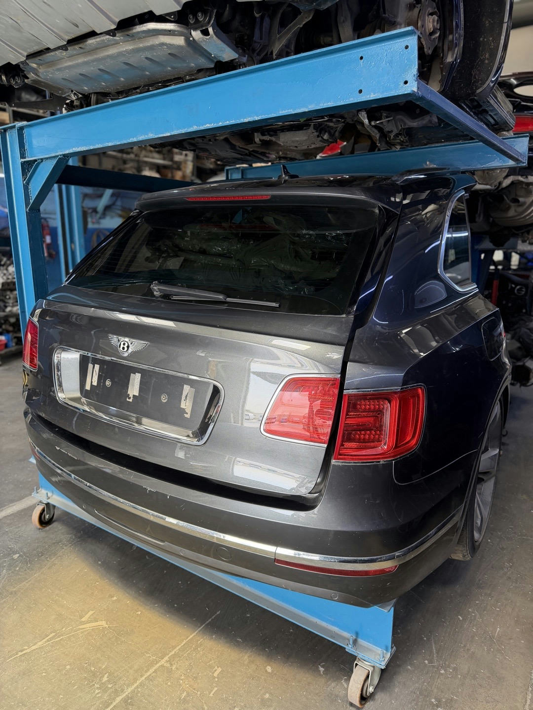 Bentley Bentayga 4V Rear Body Cut Gray diesel