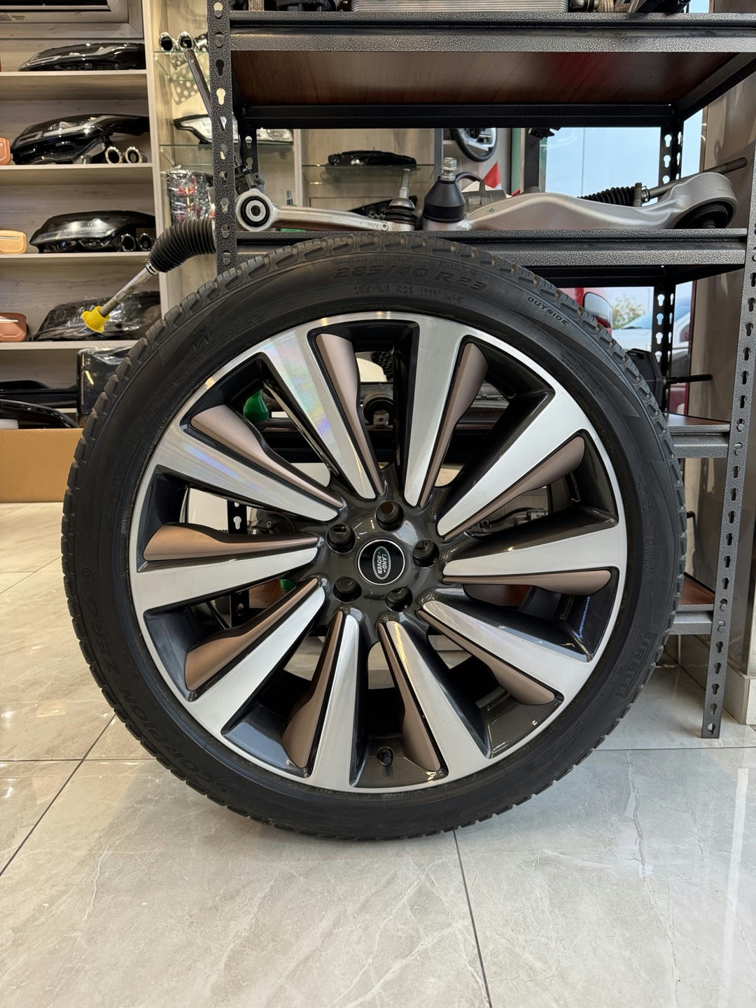 Land Rover Range Rover L460 23-inch Alloy Wheel & Pirelli Tire