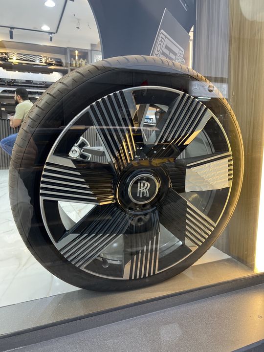 Rolls-Royce Spectre 23-inch Alloy Wheel with Tire