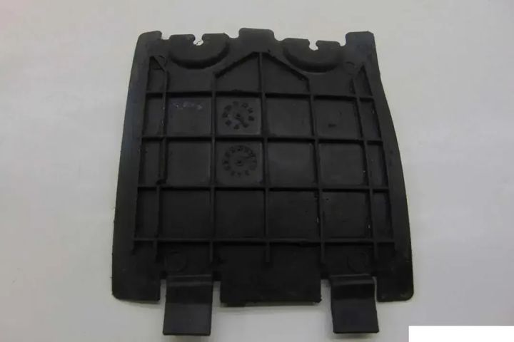 Front inner fender cover R