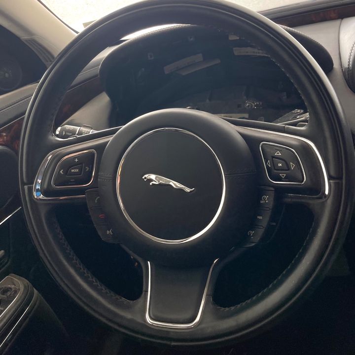 Steering wheel - 2011 Jaguar XJ