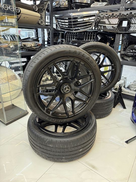 Mercedes-Benz G class AMG 22-inch Wheels & Tires
