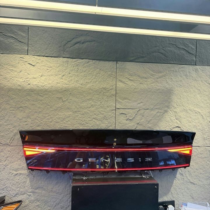 Genesis G90 - Rear Trunk /LED Light Bar
