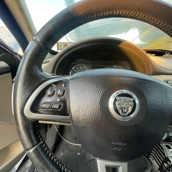 Steering wheel - 2010 Jaguar XF