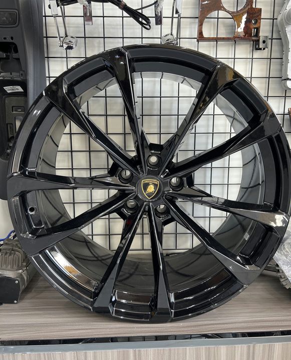 Lamborghini Urus 23-inch Nath Gloss Black Alloy Wheel