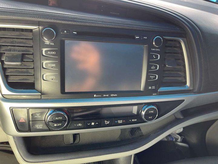 Dashboard - 2018 Toyota Highlander SE