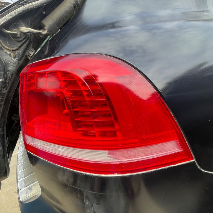 Tail Light (RH) - 2016 Volkswagen Touareg