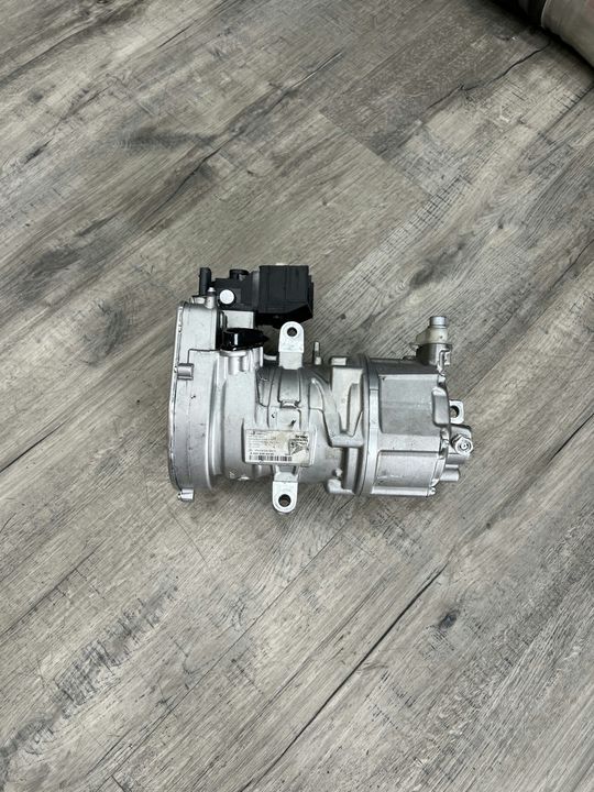 Mercedes-Benz A/C Compressor A0008304305