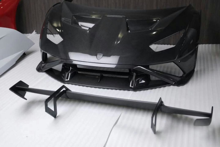 Lamborghini Huracan STO-Style Carbon Fiber Front Cofango & Rear Wing