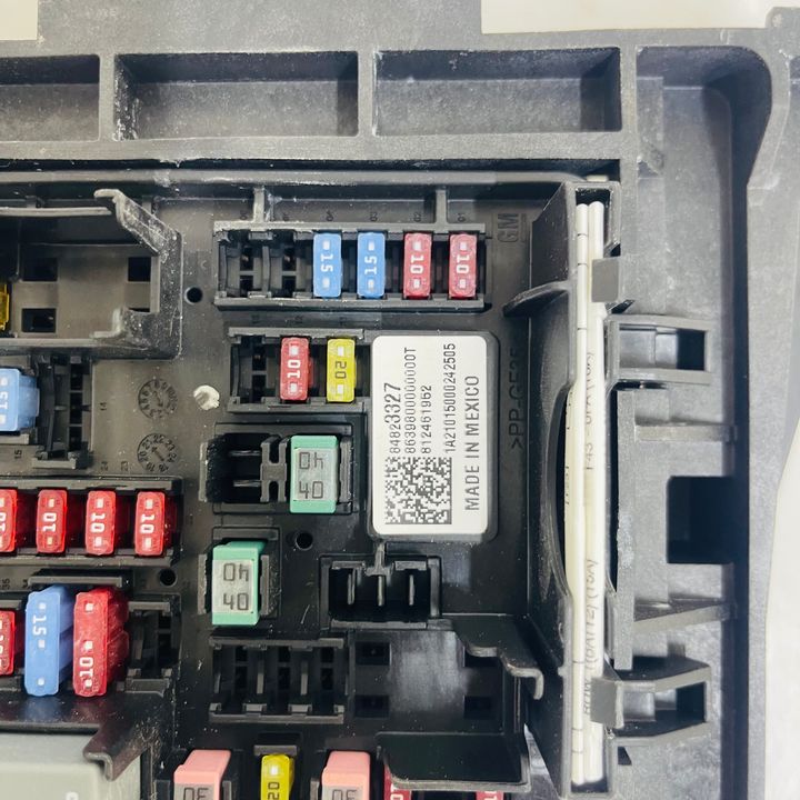 Fuse box - 2021 GMC Yukon SLT