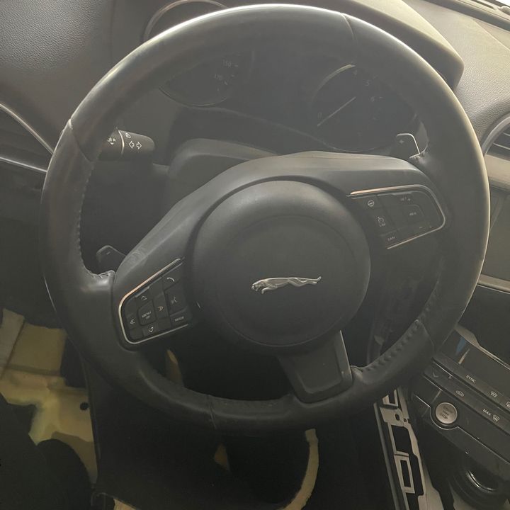 Steering wheel - 2018 Jaguar XE