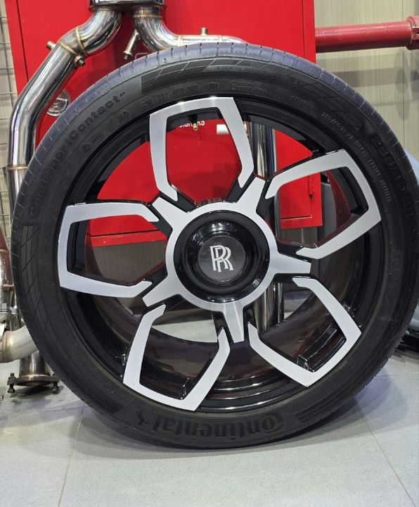 Rolls-Royce Cullinan 22-inch Wheel with Continental Tire
