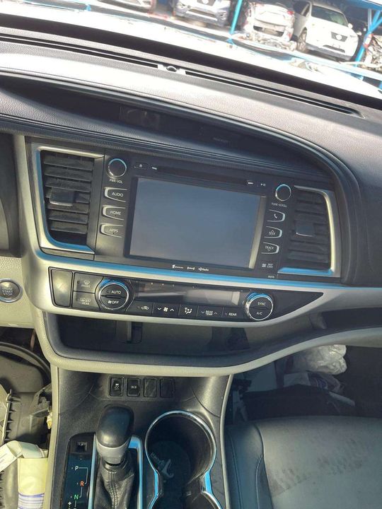 Info-gps-tv screen - 2018 Toyota Highlander SE
