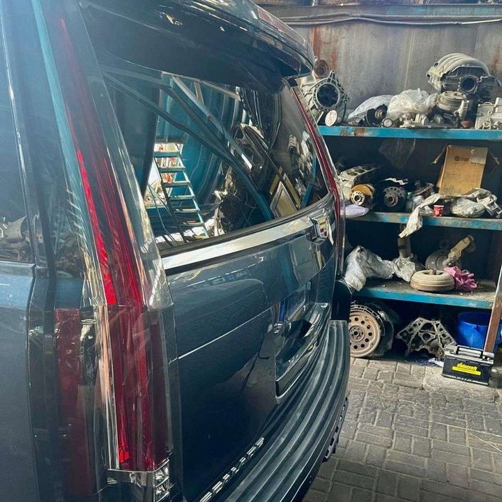 Tailgate - 2019 Cadillac Escalade Luxury