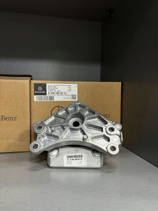 Mercedes-Benz W204 C-Class Engine Mount