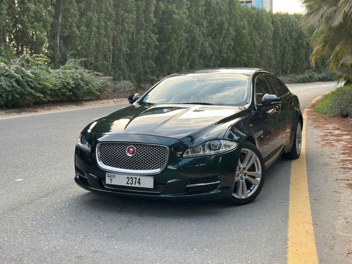 Jaguar XJ LUXURY 3.0L V6 340 HP | 2014 | GCC Specs | Long Wheelbase Luxury Sedan | 125000 KM | Excellent Condi