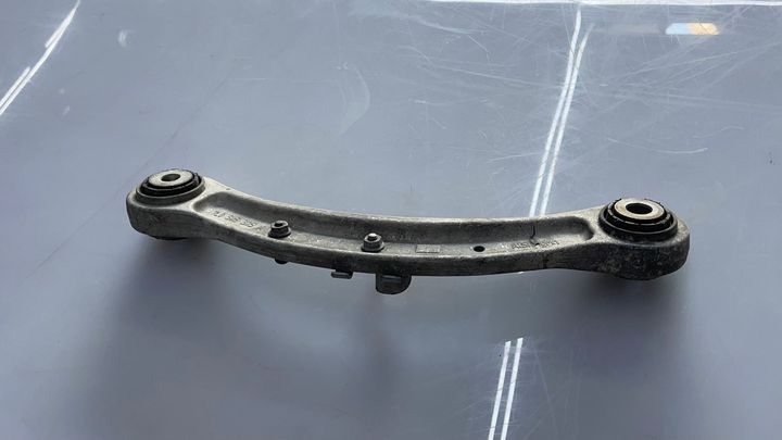 Upper arm (RH) - 2009 Audi Q7