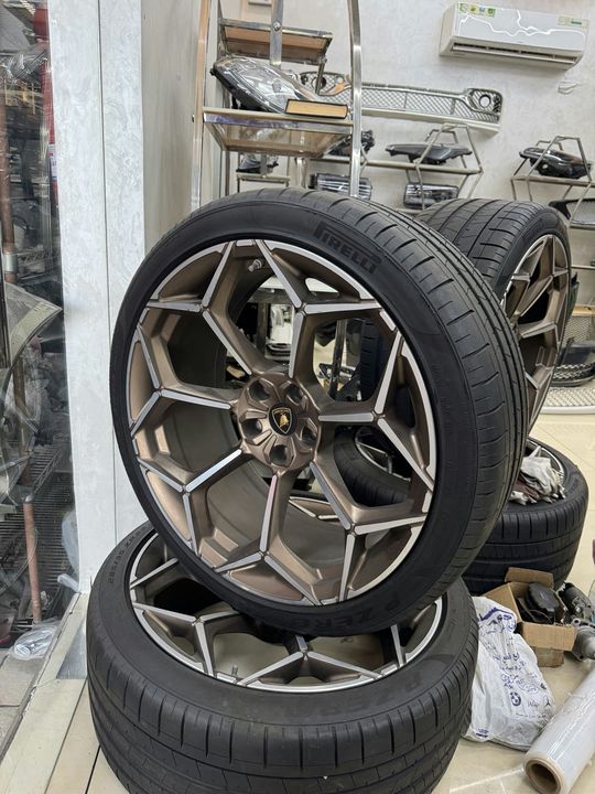Lamborghini Urus 23-inch Taigete Bronze Wheel with Pirelli Tire