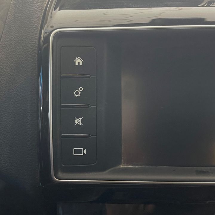 Info-gps-tv screen - 2017 Jaguar F-Pace