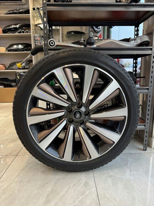 Land Rover Range Rover L460 23-inch Alloy Wheel & Pirelli Tire