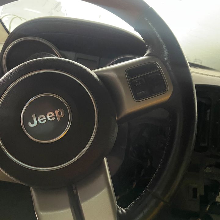 Steering wheel - 2012 Jeep GRAND CHEROKEE