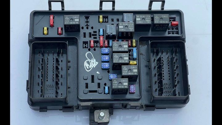 Fuse box - 2017 Lincoln MKX