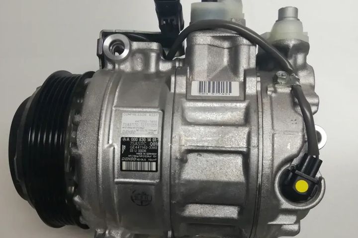 REFRIGERANT COMPRESSOR