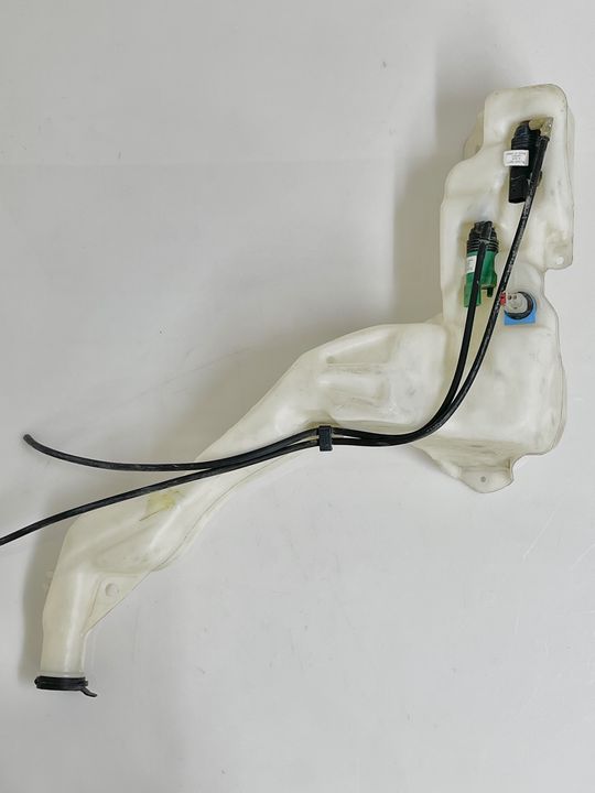 Windshield washer tank - 2018 Cadillac CTS Luxury (AWD)