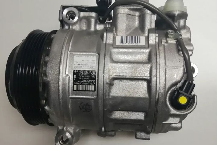 REFRIGERANT COMPRESSOR