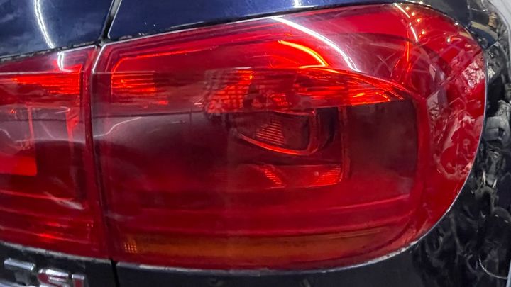 Tail Light (RH) - 2016 Volkswagen Tiguan