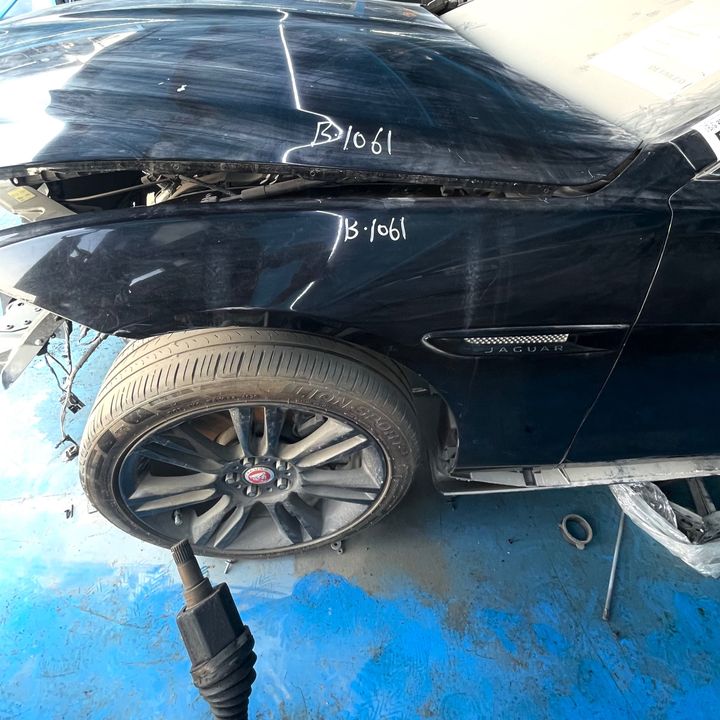Fender (LHF) - 2017 Jaguar XE