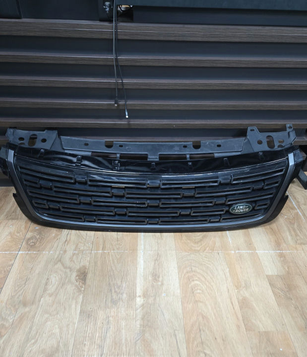 Range Rover L560 Front Grille Gloss Black with Land Rover Badge